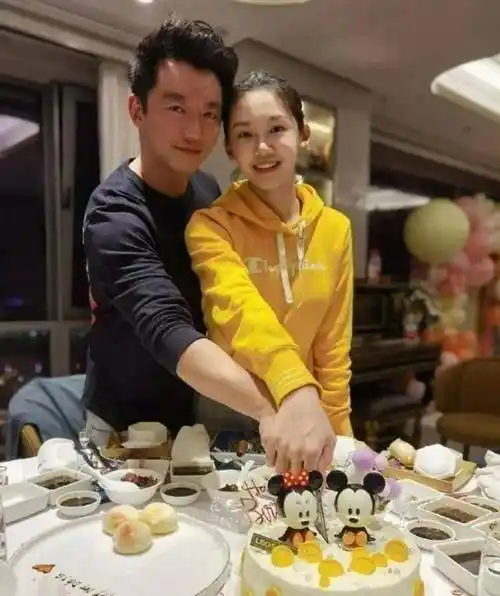 原创《奔跑吧》新一期录制的中,郑恺开启了漫漫的"追妻"之旅_苗苗