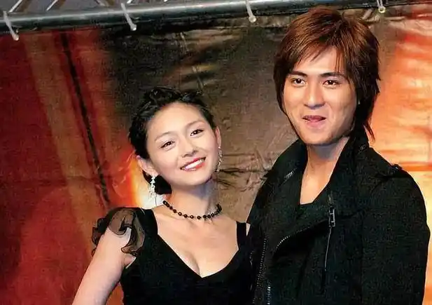 他的那张脸凭借着f4迷倒不少小姑娘,大s的第二任恋人是仔仔,周渝民,总