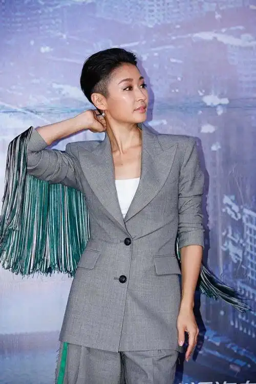 梁静对自己真挺狠的剪男人的发型出门看着却并不丑