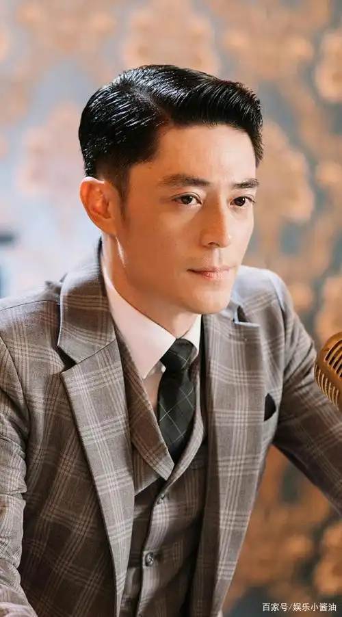 霍建华《筑梦情缘》西装造型欣赏,又man又帅气,难怪傅函君喜欢