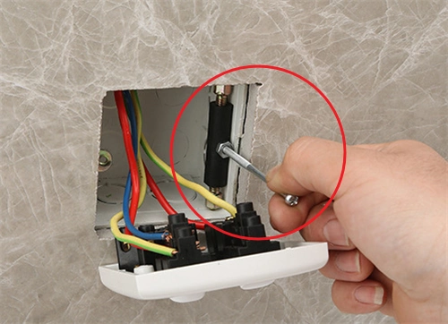 老电工如何将缺耳朵的暗盒救活?后悔自己知道迟了