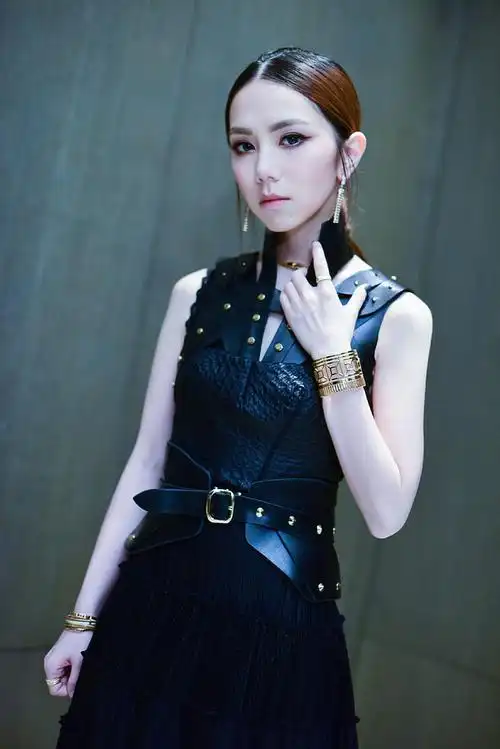 咸鱼翻身的阿不从大了么白转采于2020-12-28 09:46:05邓紫棋摄影|人像