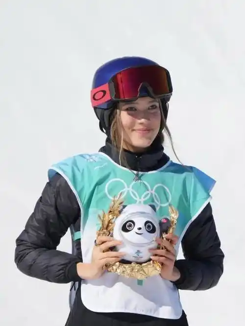 谷爱凌夺冠!_滑雪_偏转_女子