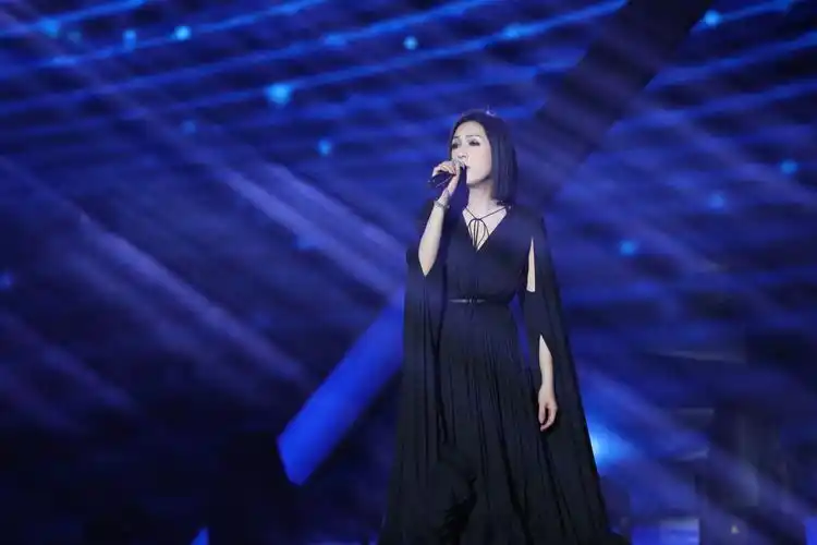 杨千嬅获年度实力女歌手大奖再唱处处吻引发经典回忆杀