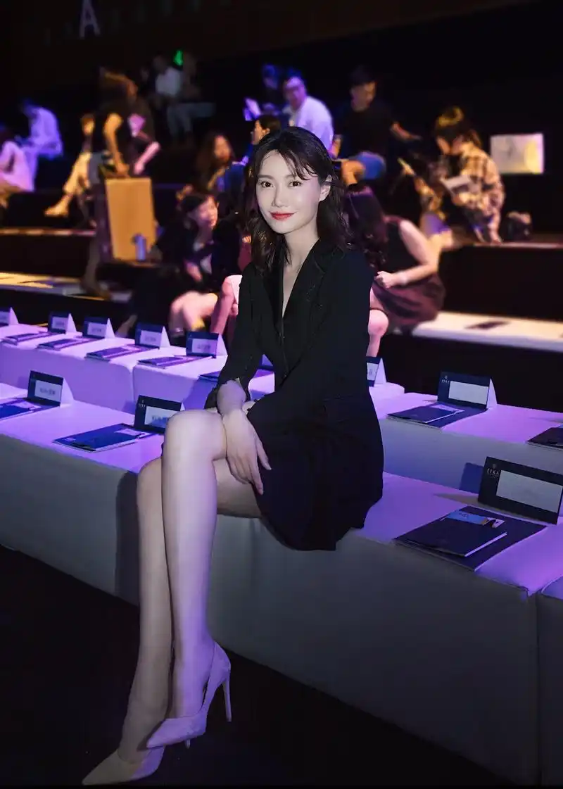 6 李斯羽红色西装造型重返t台  霸气走秀slay全场