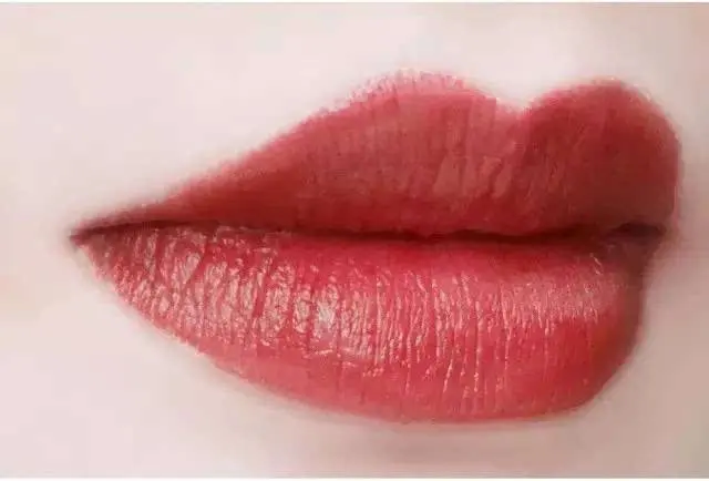 铁锈红,适合秋冬,很显气色