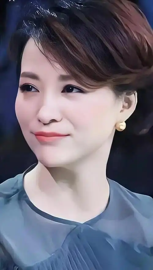 前央视一姐董卿优雅不再显落魄和儿子的照片罕曝光太可爱了