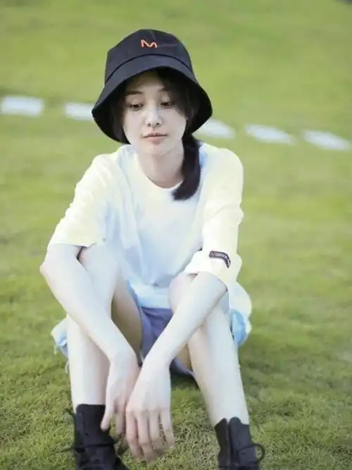 郑爽衣品开挂,4套造型都搭同一条短裤,基础款居然也这么潮!