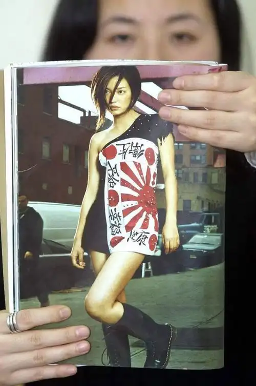 不以身作则,起良好的带头示范作用就算了,竟然还堂而皇之地把日本军旗