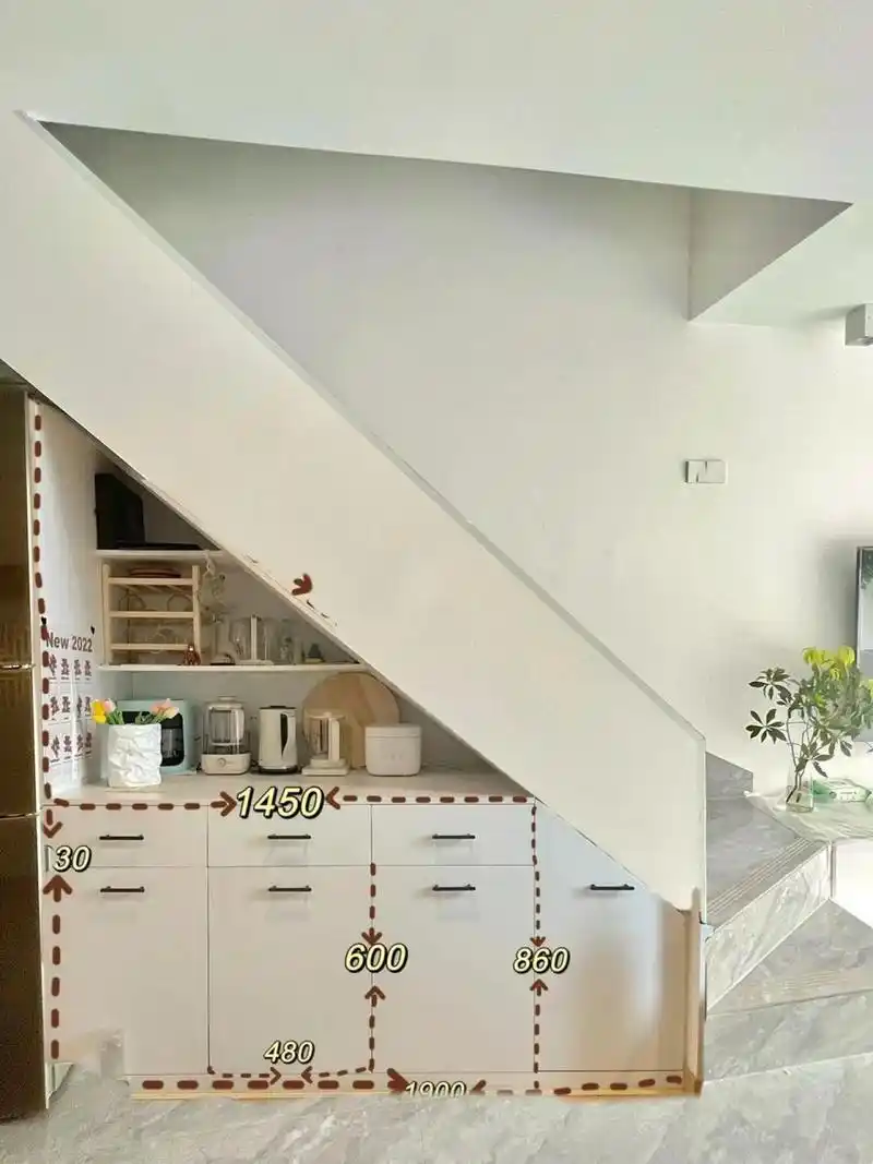 头条家时光 楼梯下空间怎么利用,好多姐妹评论建议我做"猫窝,鞋柜