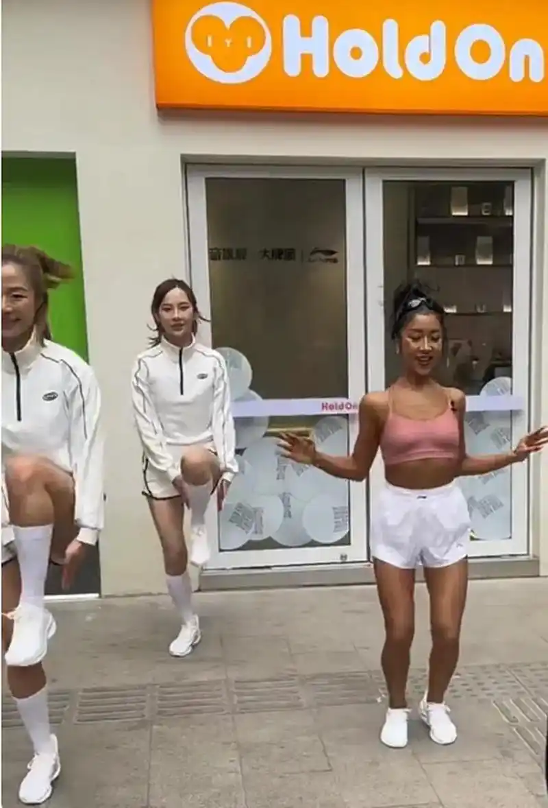 路人镜头下的吉克隽逸,皮肤是真黑!据说她以前挺白的,并不是天生黑皮.