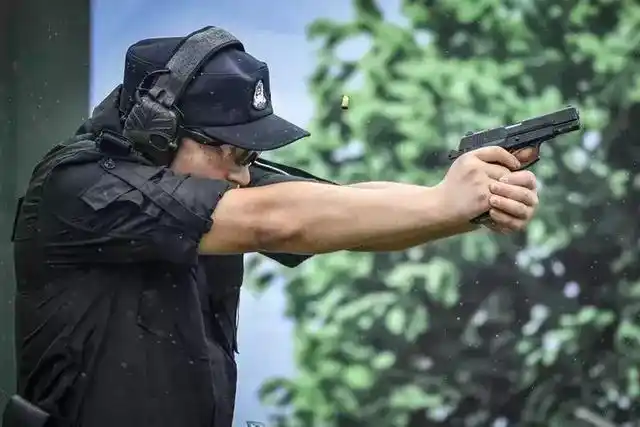 盘点4种手枪射击姿势:最准的还是解放军教材中的这款!