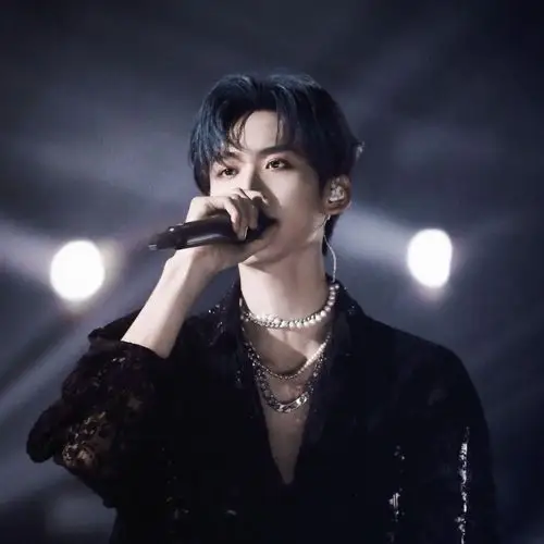 想问下大家最喜欢周柯宇哪身look