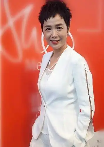 有种"惊艳"叫蒋雯丽变老,素颜近照皱纹明显,自然老去的脸很美