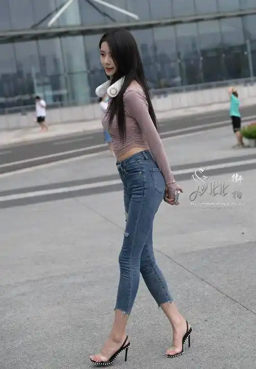 高挑靓丽的牛仔裤小姐姐,这颜值倾国倾城,满分搭配大长腿!