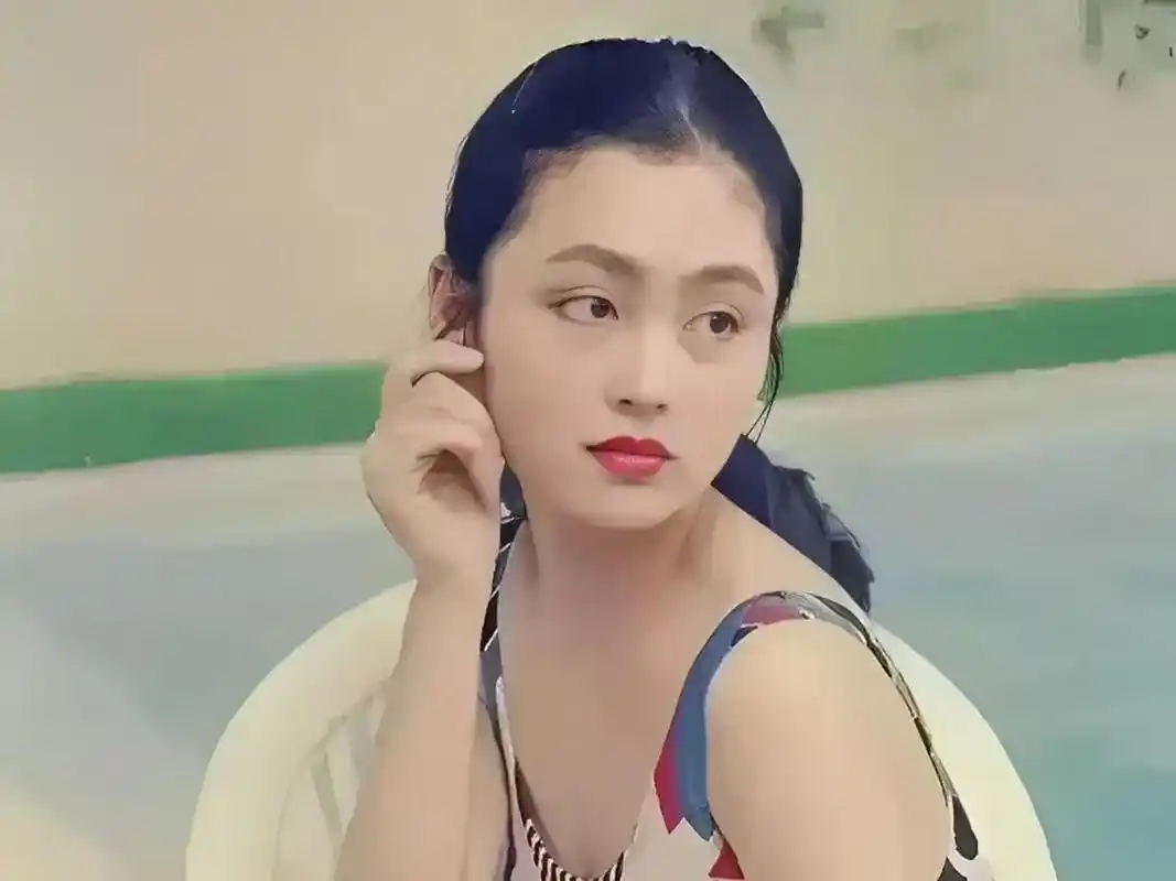 陈红泳池边旧照,一颦一笑都是风情,一静一动都是韵味