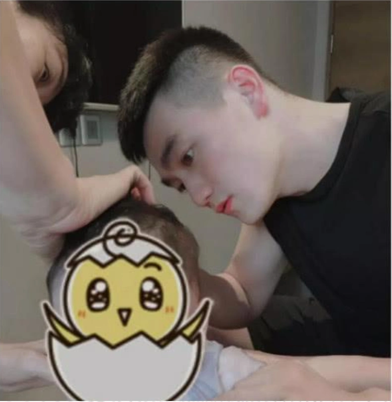 张馨予女儿首曝光家人秒删何捷与孩子暖心合照