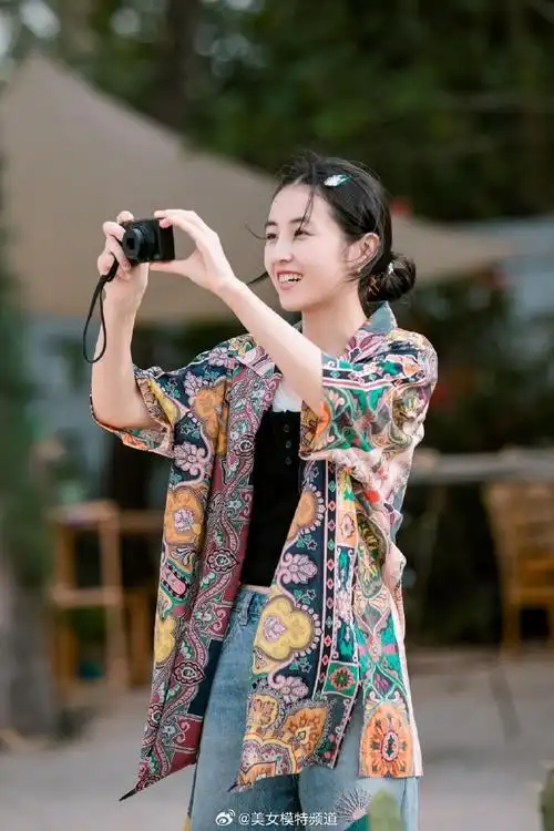 张子枫《向往的生活》幕后写真 花衬衫盛夏少女感十足