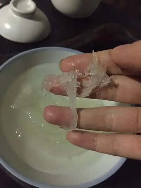 买了点燕窝,泡发后比较碎,谁能告诉这是真燕窝还是假燕窝,买的是三角