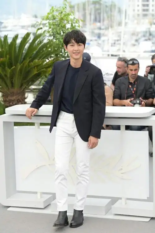 宋仲基戛纳首亮相太帅啦!穿黑色西装好显嫩,重回颜值巅峰时期