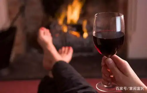 独自喝酒的女人!