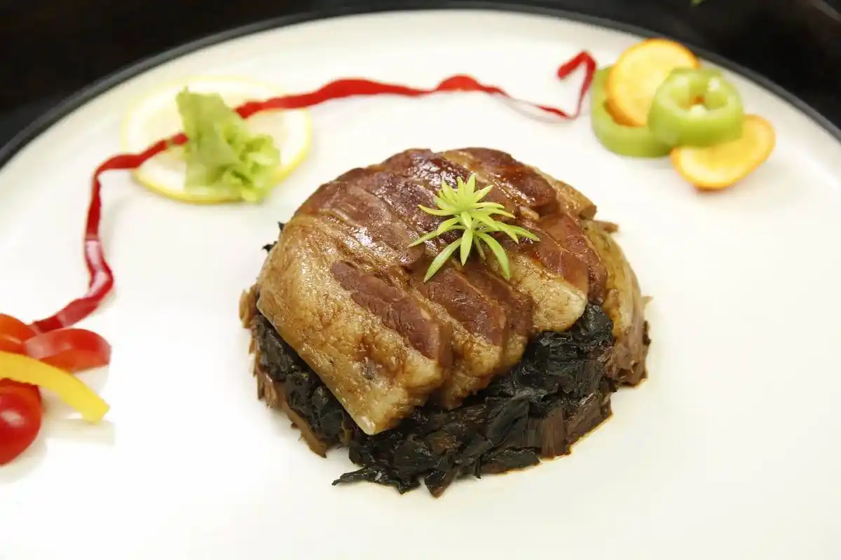 梅干菜蒸肉,是一道家常菜.五花肉用咸香腌料腌制炖 - 抖音