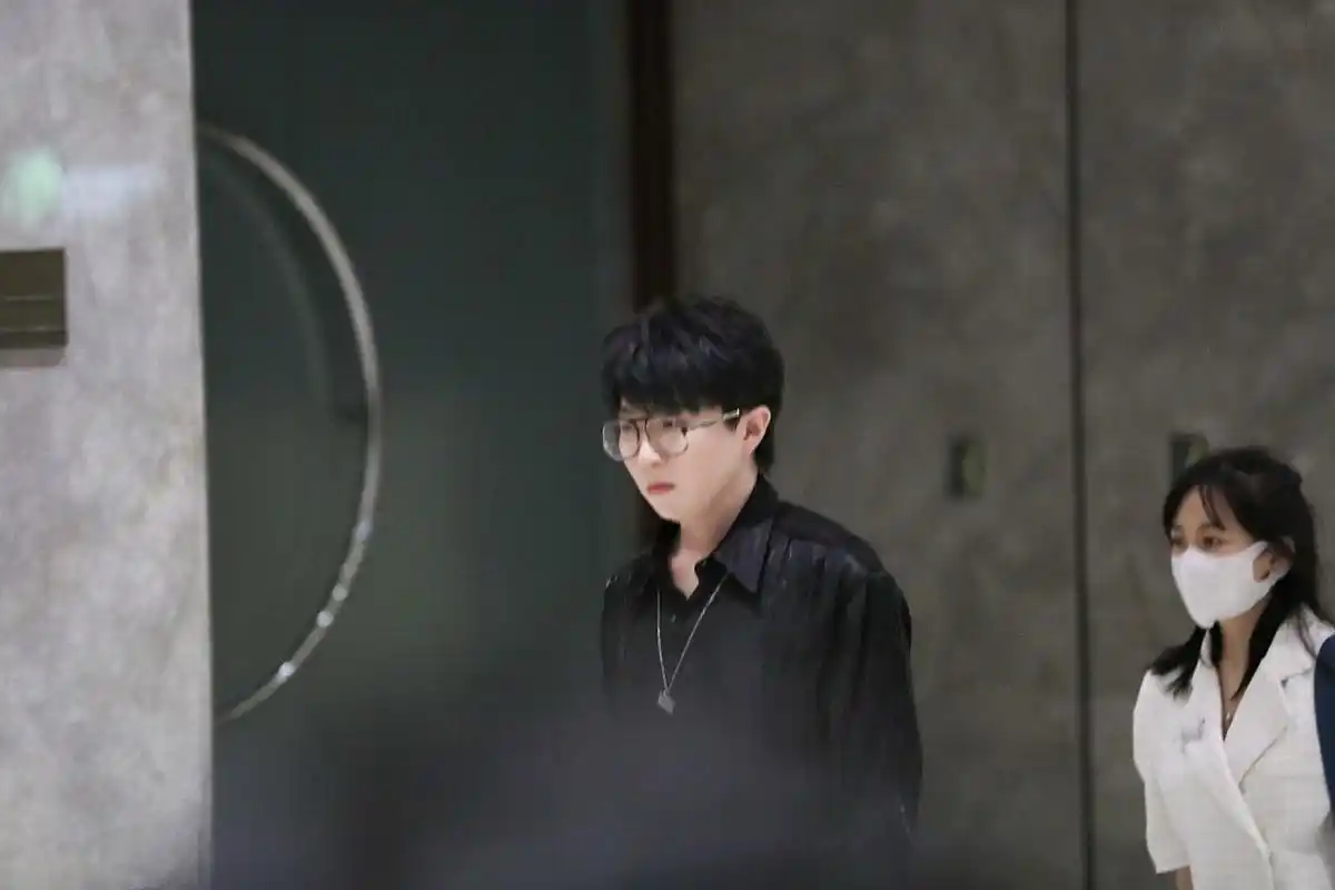 毛不易回应"演出时右手全程插兜"  歌手毛不易在演唱会上表演了多首