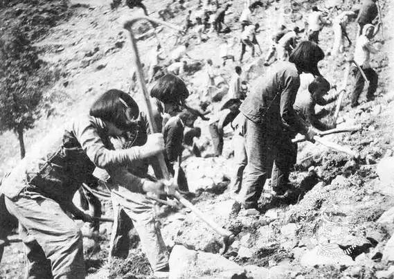 老照片:延安大生产运动中的妇女——中国穷苦大众的社会主义精神的