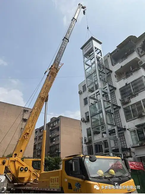 多普勒电梯带你直击旧楼加装电梯钢结构生产及吊装现场!