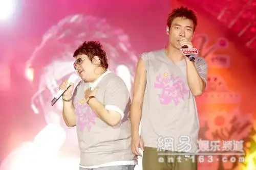 许志安和韩红自"街头激吻"后,昨日在"太阳计划"活动上首度碰头,大方