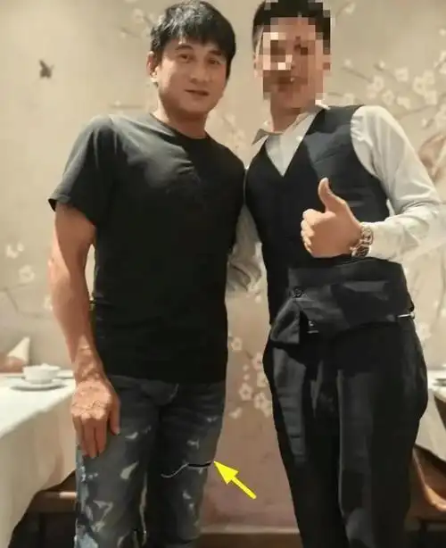 虽然是素颜,但吴奇隆的脸上几乎没有皱纹.