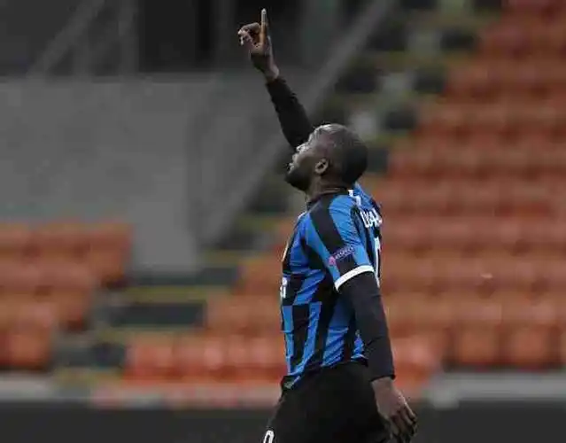 卢卡库庆祝进球