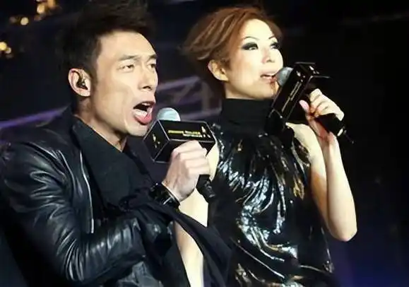 他最终还是和郑秀文结婚,当时的许志安爱情事业双丰收.