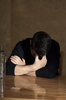 生活方式,男人,拿着,低头,坐,旁侧,桌子