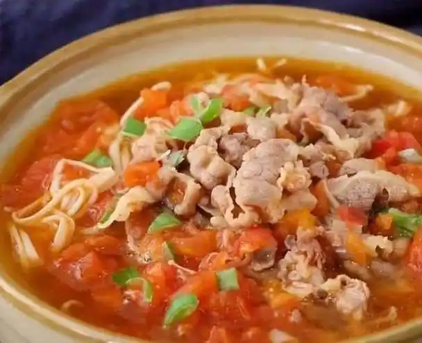 番茄土豆肥牛汤,汤汁浓郁,酸爽开胃,尝一口好吃!