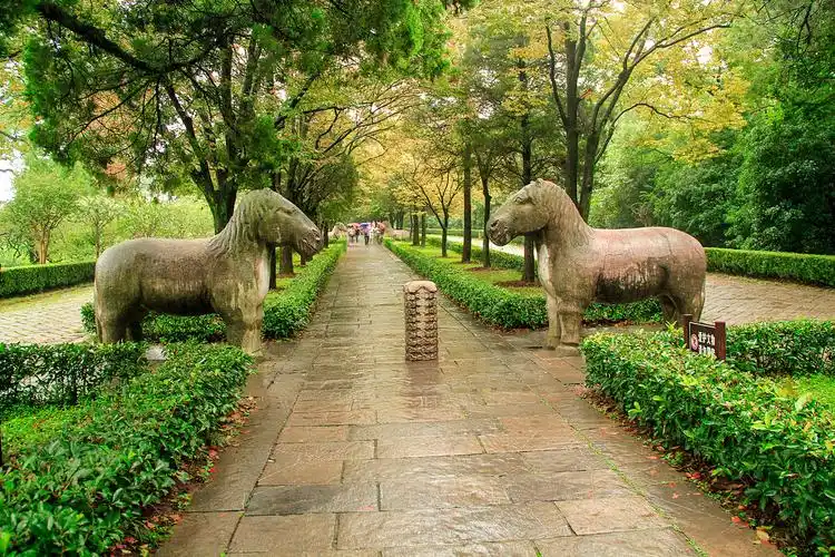 明孝陵 座落于南京紫金山南麓独龙阜玩珠峰下,是明朝开国皇帝朱元璋和