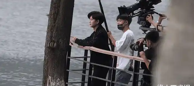 任嘉伦拍戏被偶遇生图令人感慨178cm的个头现实中长这样