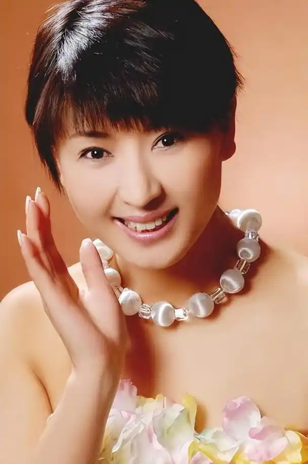 演员闫学晶:45岁意外怀孕,儿女一番话让她老泪纵横