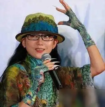 杨丽萍仙气全无指甲也剪了常年吃花瓣水今62岁拄拐杖出行