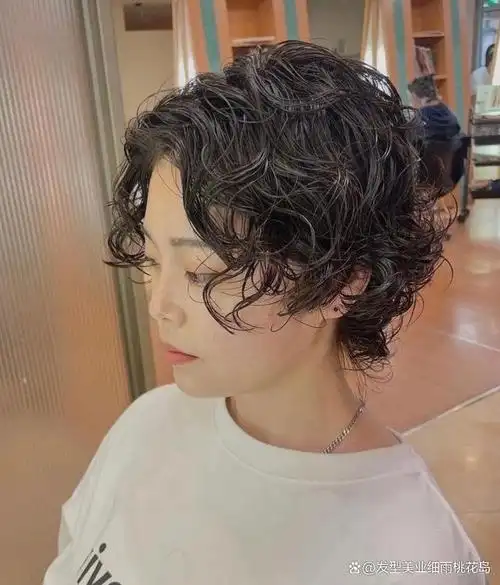 超火爆的撇耳头,是经典款短发,是上班族,学生最喜欢的短发之一.