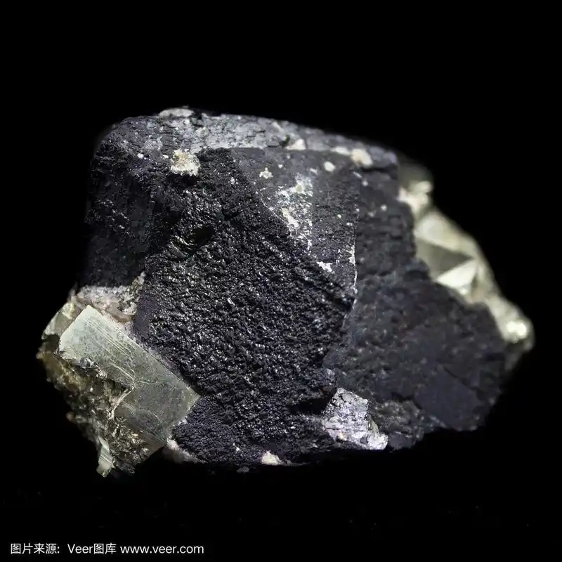 天然黄铁矿天然立方体切割与金属光泽的黑色背景