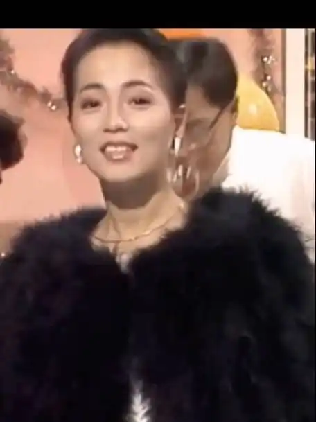 石榴姐苑琼丹年轻时的颜值感受下,谁还没有年轻漂亮的时候.