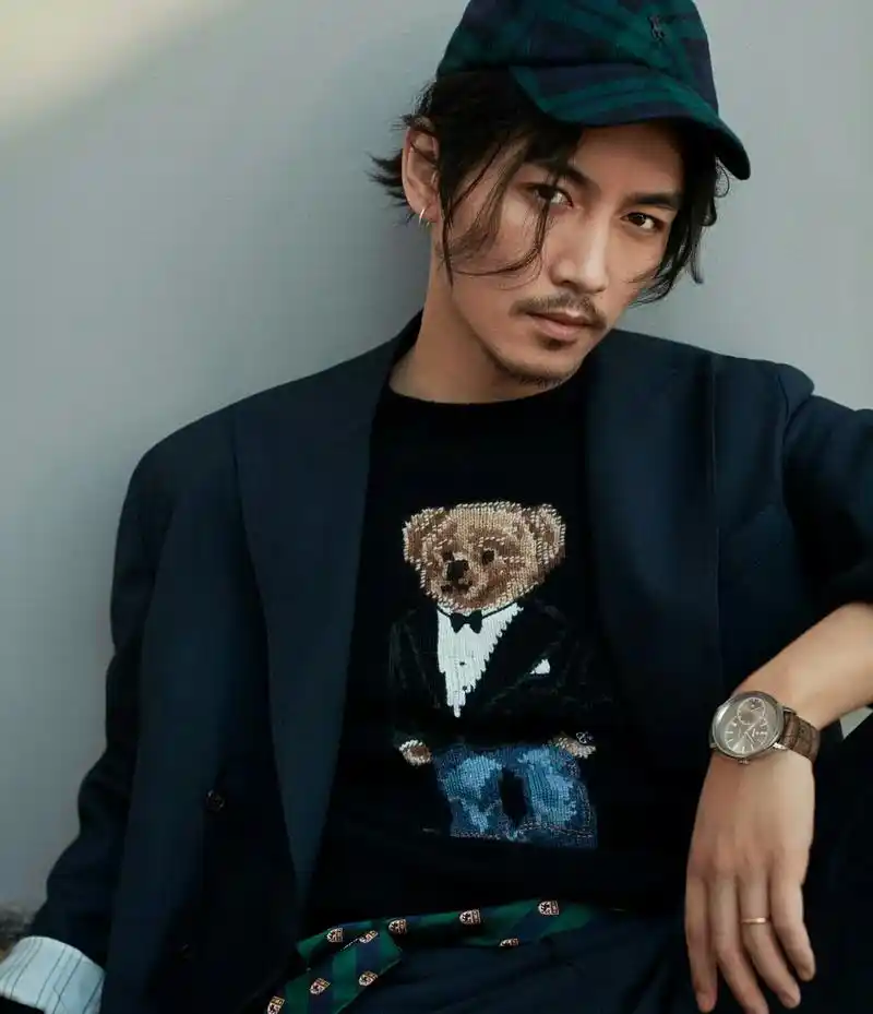 陈晓的小胡子加发型,配上那有故事的眼睛,让人完全失去抵抗力.