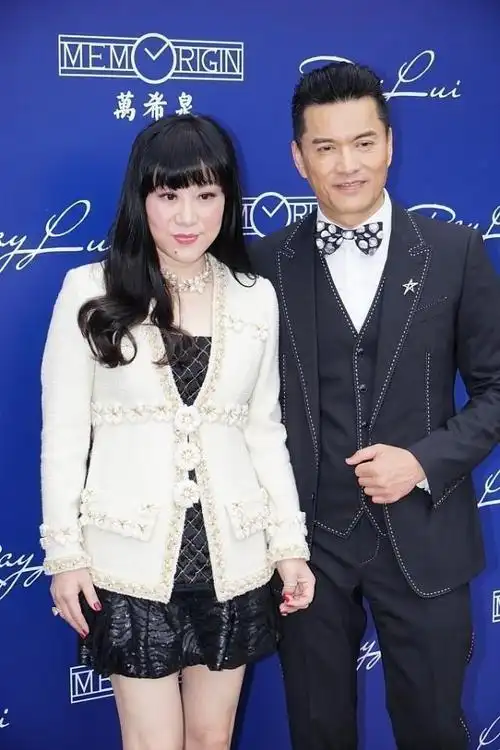 吕良伟妻子梳齐刘海有点违和但穿小香风挺美短裙秀出好身材