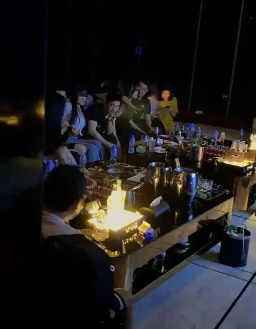 黄晓明包饺子迎财神与baby无互动引网友猜疑