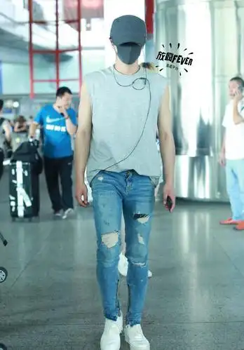 想不到华晨宇的身材这么好! 裤子那么大的洞钱包都掉不下来