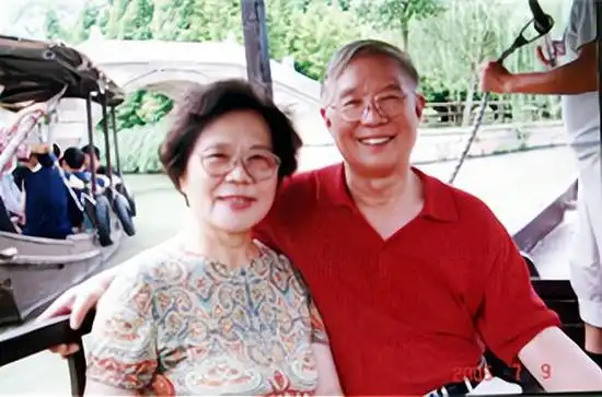 妈妈雍西雍西是著名歌手韩红的亲生母亲,也是知名的藏族女高音歌唱家