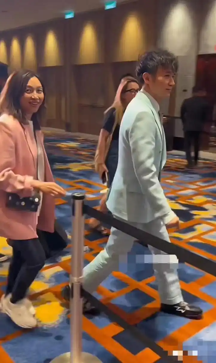 真不敢相信,粉色衣服的这位竟然是古巨基的老婆!