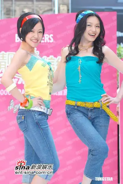 组图:大s小s联袂代言 紧身牛仔秀出动人曲线