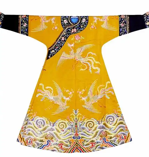 香色绸妆花翔凤纹皇后吉服,金黄色缎面上,凤凰齐飞,精致大气